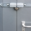 Massive Sicherungsstange für Schnellbaucontainer aus Vollmaterial an einer zweiflügeligen Tür montiert.