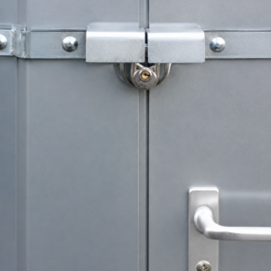 Massive Sicherungsstange für Schnellbaucontainer aus Vollmaterial an einer zweiflügeligen Tür montiert.