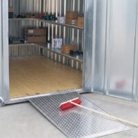 Passgenaue Auffahrrampe für BOS SchnellbauContainer zum einfachen und sicheren Befahren sowie Beladen